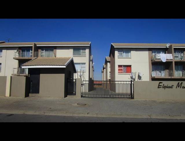 2 BEDROOM TOWNHOUSE FOR SALE IN VANDERBIJLPARK SE 4